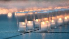 Svíčky jsou umístěné v plastových kelímcích.