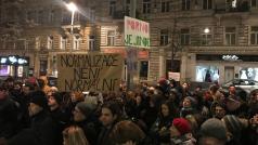 Transparenty na středeční demonstraci před Českým rozhlasem v Praze