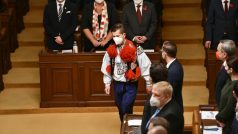 Nově zvolený poslanec Jiří Horák (KDU-ČSL) přišel na ustavující schůzi sněmovny v jihomoravském kroji