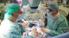 Speciální tým českých lékařů transplantoval už šesti ženám dělohu. Ve dvou případech pocházel orgán od zemřelých dárkyň.