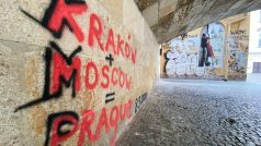 Na pražském Karlově mostě se znovu objevilo větší graffiti