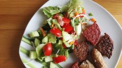 Světem hýbe trend masa vyrobeného z rostlinných produktů. Podle dat agentury Nielsen se prodej vegetariánských a veganských produktů loni meziročně zvýšil o pětinu a kategorie náhražek masa dokonce o čtvrtinu.