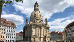 Kostel Frauenkirche v Drážďanech bývá obklopen turisty. Nyní náměstí před ním zeje prázdnotou