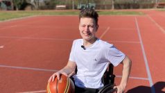 Láďa v areálu pražského Jedličkova ústavu, kde je i hřiště na basketbal