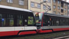 V pražských Strašnicích se srazily dvě tramvaje. Při nehodě se zranilo pět lidí
