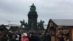 Vánoční trhy po sochou Marie Terezie