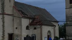 Smršť v Bohuslavicích na Náchodsku v pátek 11. srpna 2017 poškodila desítky domů i střechu kostela