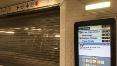 Zavřený vchod ve stanici metra na nádraží Gare du Nord