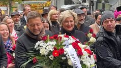 Květiny k památníku na Národní třídě přinesl už také ministr vnitra Vít Rakušan (STAN)