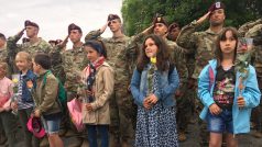 Francouzské děti ze škol ve městě Picauville pokládaly kytice u památníku amerických výsadkářů.