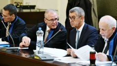 Bývalý premiér a předseda hnutí ANO Andrej Babiš s obhájci u soudu v kauze Čapí hnízdo