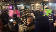 Demonstrace před Českou národní budovou v New Yorku se zúčastnila asi stovka lidí