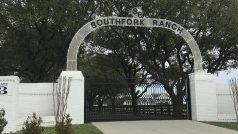 Hlavní brána ranče Southfork ze seriálu Dallas