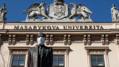 Socha Masaryka před Masarykovou univerzitou během epidemie koronaviru oblékla roušku.