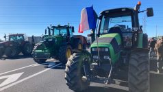 Francouzští zemědělci chtějí traktory zablokovat příjezdové cesty do Paříže