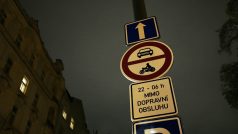 Značky na Praze 1 zakazující vjezd mezi 22.00 a 6.00