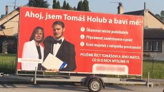 Billboard s Tomášem Holubem, který mu přistavila reklamní společnost před jeho dům. Podle starosty města i samontého Holuba šlo o nátlakovou akci