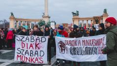 Tisíce lidí v neděli protestovaly v Budapešti proti novele zákoníku práce, přezdívané „otrocký zákon“, která zvyšuje limit na počet přesčasů pro zaměstnance