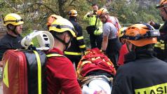 Záchranáři a hasiči nacvičovali v obtížném terénu u Pravčické brány