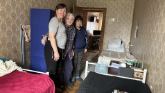 Ženy spolu sdílejí jeden z bytů na kyjevském sídlišti, druhý sociální organizace pořídila pro muže bez domova