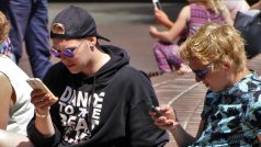Mladí lidé se smartphony (ilustrační foto)