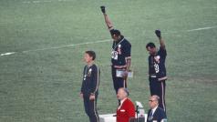 Američtí sprinteři Tommie Smith a John Carlos