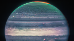 Nové snímky Jupiteru z Webbeova vesmírného teleskopu. Zbarvení způsobují čočky, které snímají infračervené světlo.  Na pólech planety jdou vidět polární záře; čím bělejší jsou jiná místa na planetě, tím jsou jednotlivé bouře výše