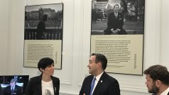 Předsedkyně Poslanecké sněmovny Markéta Pekarová Adamová ve washingtonském Muzeu obětí komunismu před expozicí o Václavu Havlovi