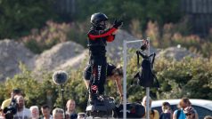 Události prvního srpnového víkendu: demonstrace v Moskvě, MotoGP na Masarykově okruhu, střelba v USA i překonání La Manche na flyboardu.