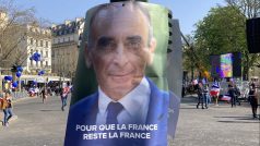 komentátor Éric Zemmour je podle průzkumu pro televizi France info na čtvrtém místě