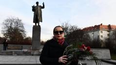 Jelena Koněvová, vnučka maršála Rudé armády Ivana Koněva, přišla 16. prosince 2019 položit květiny k památníku svého děda v Praze 6.