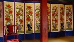 V budově Hjangdečchong dnes uvidíte také ukázky tradiční výzdoby. Na paravánu znázorněné chryzantémy jsou ve východoasijské kultuře tradičním symbolem dlouhověkosti.