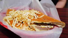 Kubánský sendvič se zapeče a posype malými hranolkami