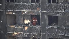 Hasiči prohledávají budovu Grenfell Tower po požáru.