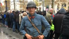 Lorenzo přijel do Paříže až z Bretaně. Má na sobě přitom uniformu vojáka z první světové války. Její části si obstarával postupně od jiných sběratelů.