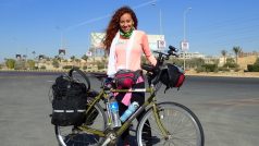 Hamsa boří tabu. S podporou manžela projede Egyptem na kole 777 kilometrů 