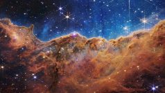 Mlhovina Carina je od Země vzdálená 7600 světelných let. Na snímku lze vidět i tzv. kosmické útesy mlhoviny