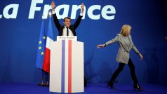 Emmanuel Macron slaví úspěch v prvním kole prezidentské volby
