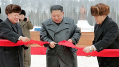 Slavnostním přestřižením červené stuhy oslavil severokorejský vůdce Kim Čong-un dokončení rekonstrukce města Samjiyon poblíž posvátné hory Pektusan.