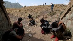 Afghánští migranti se schovávají před pohraničníky poté, co překročili íránsko-tureckou hranici