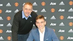 Luděk Mikloško a Matěj Kovář při podpisu smlouvy v Manchesteru