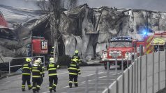 Hasiči likvidovali 30. ledna 2022 následky rozsáhlého nočního požáru hal v mladoboleslavské Nádražní ulici