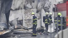 Hasiči likvidovali 30. ledna 2022 následky rozsáhlého nočního požáru hal v mladoboleslavské Nádražní ulici