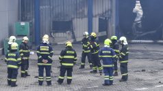Hasiči likvidovali 30. ledna 2022 následky rozsáhlého nočního požáru hal v mladoboleslavské Nádražní ulic