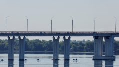 Strategicky významný Antonivskyj most přes řeku Dněpr