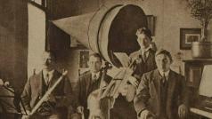 Hudebníci v prostorách rozhlasové stanice PCGG na obrázku z roku 1922.