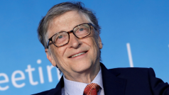 Nejčastější mýty o koronaviru v českých médích: za původem koronaviru stojí Bill Gates (na fotce vpravo) a šíří ho pomocí 5G sítí, před pandemií nás ochrání česnek nebo alkohol (ilustrační foto)