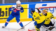 Slovenská hokejistka Nela Lopušanová při úspěšném pokusu o „Michigan gól&quot;