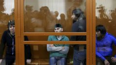 Čtyři z pětice mužů obviněných z podílu na vraždě Borisa Němcova během soudního slyšení v Moskvě.