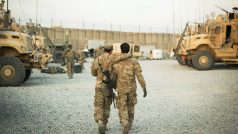 Americký voják kráčí s afghánským tlumočníkem poblíž předsunuté operační základny v afghánské provincii Laghmán (snímek z roku 2014)